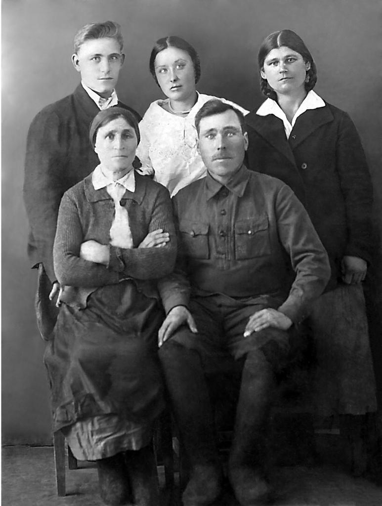 Колбин Трофим Александрович (1 ряд), супруга Домна Васильевна 
